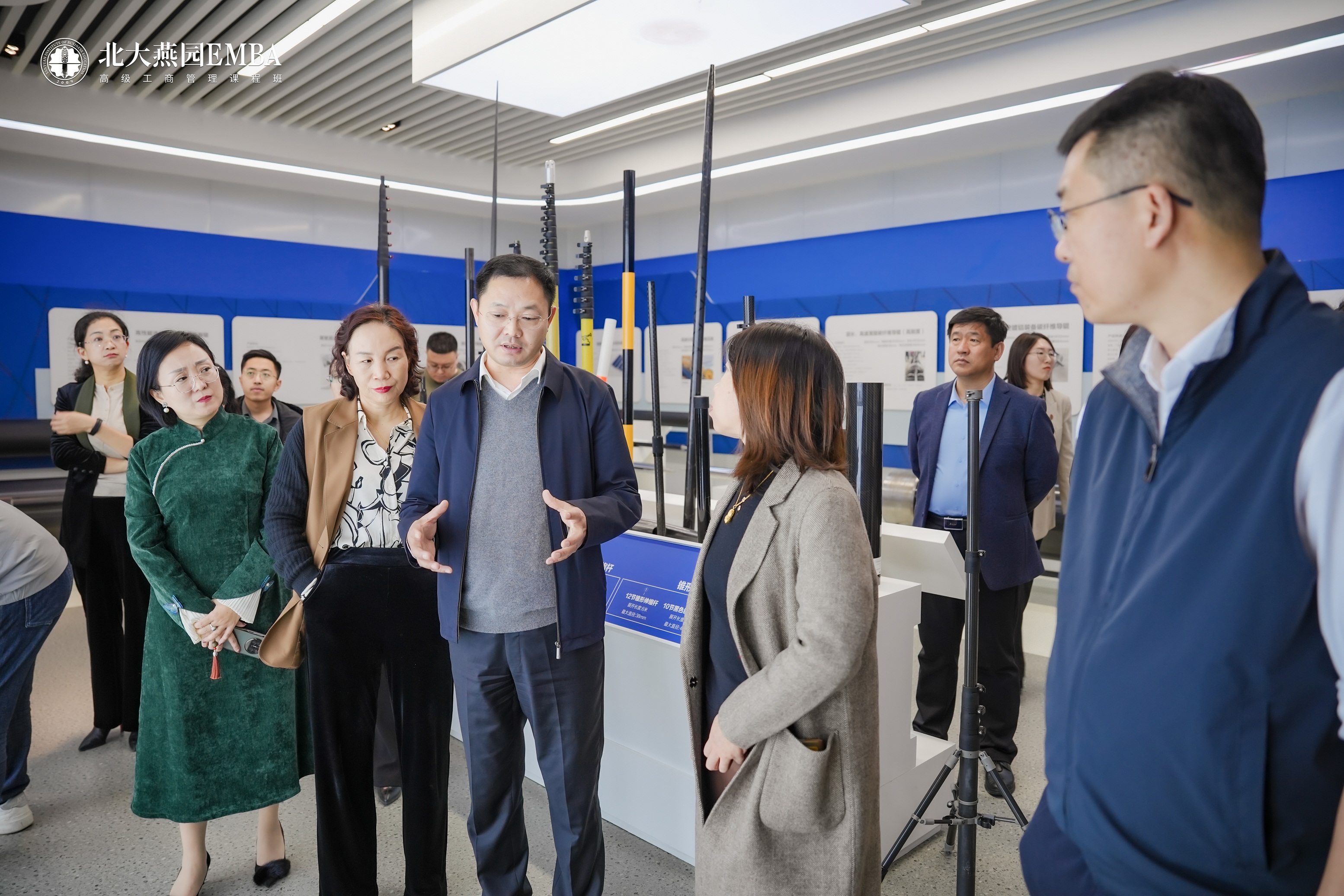 劉總介紹展廳.jpg